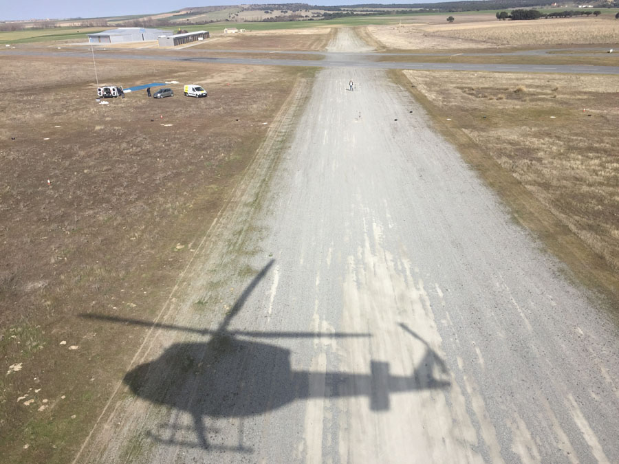Pista de aterrizaje con sombra de helicóptero